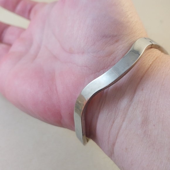 Elegant Sterlig Silver Wave Bangle - Picture 8 of 14